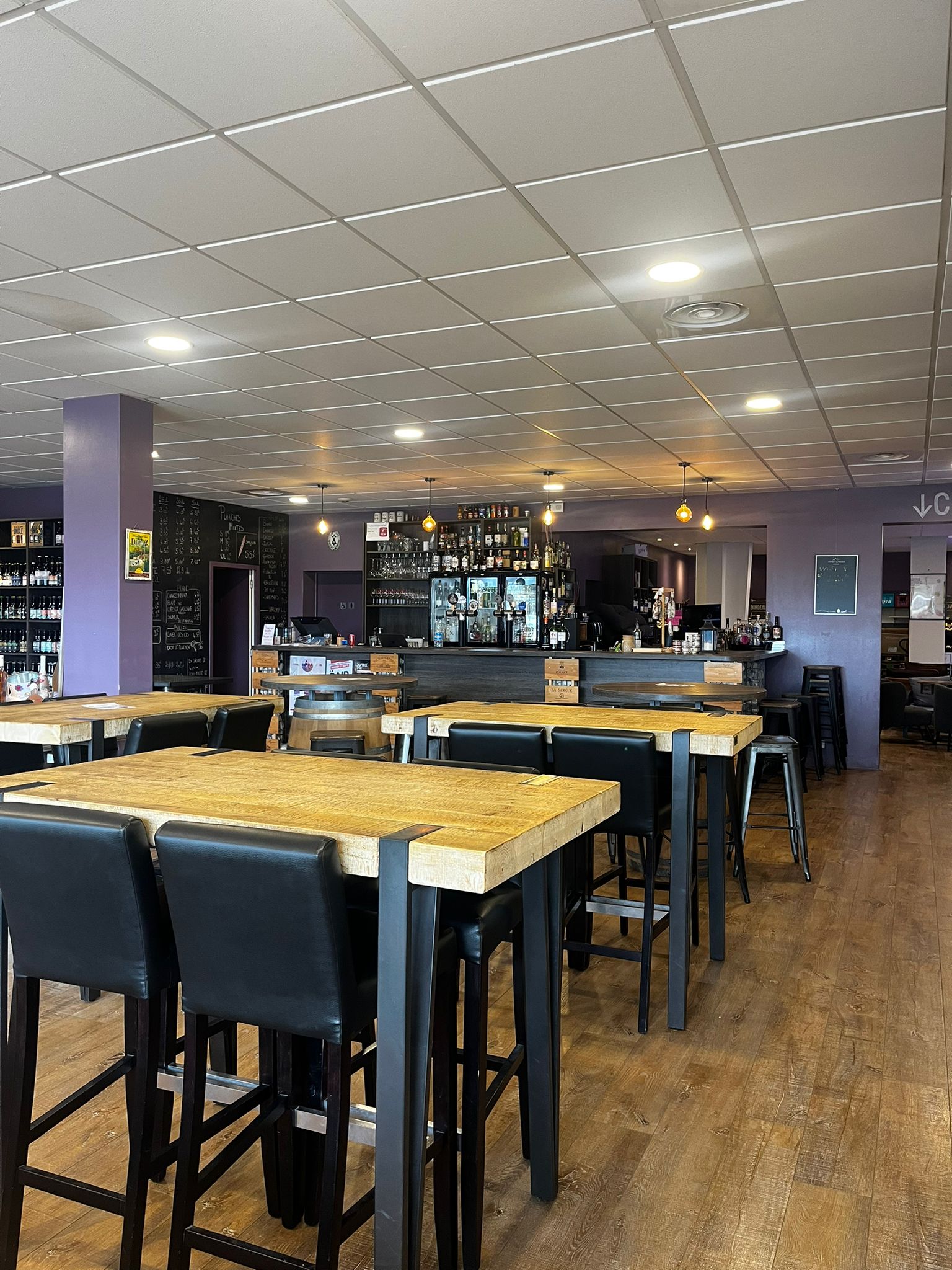 Cave à vin & bar, dégustation, planches apéritives.